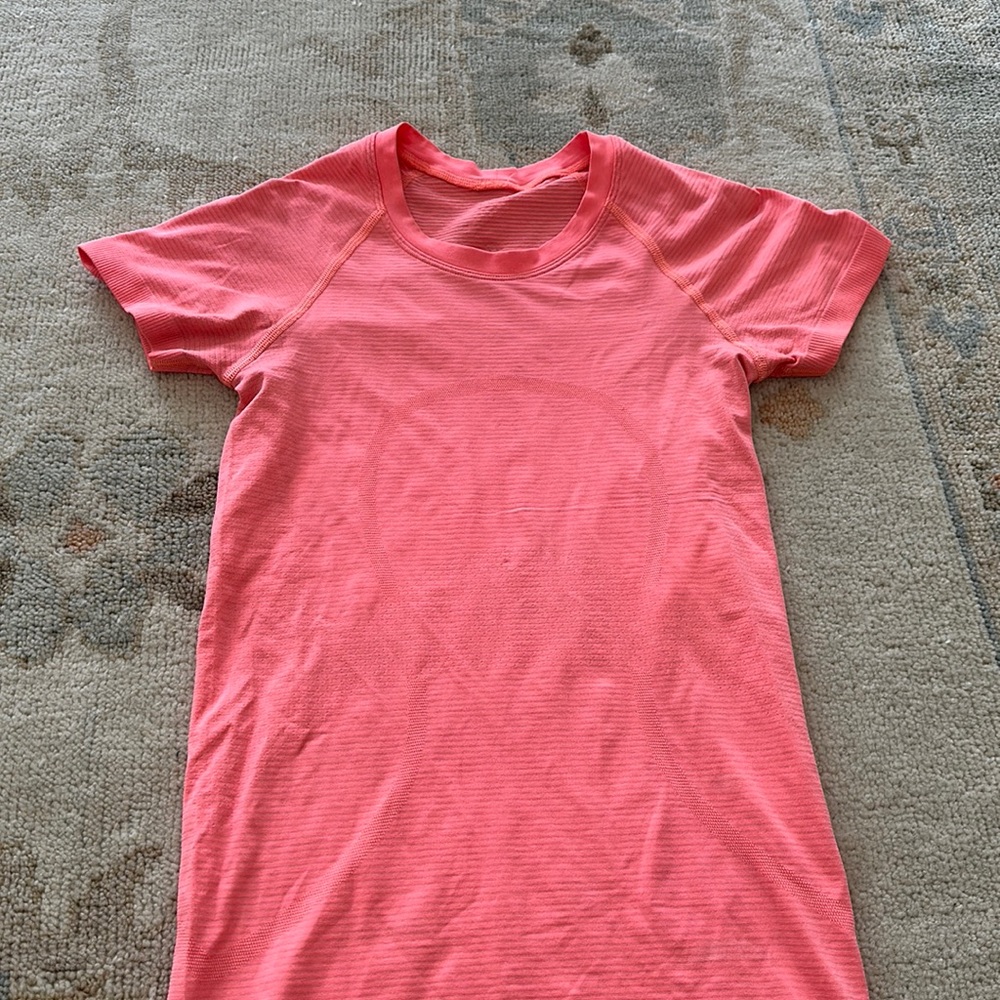 Size 2 lulu lemon swiftly tech short sleeve